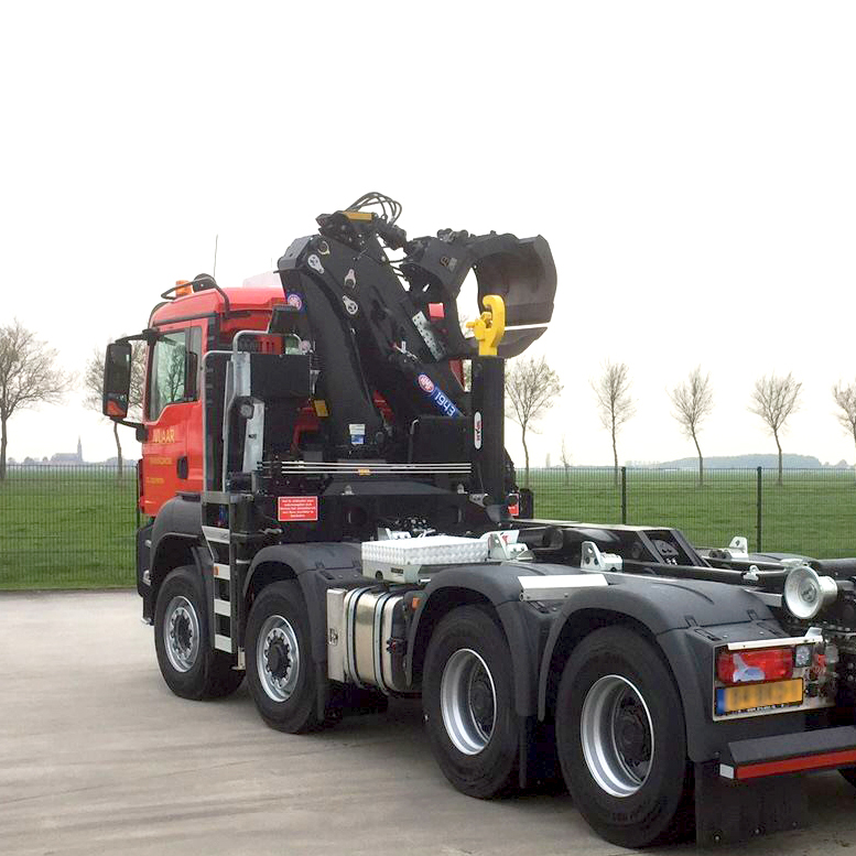 19-Tonnen-Meter-Z-Faltkran mit Greifer auf dem LKW verstaut