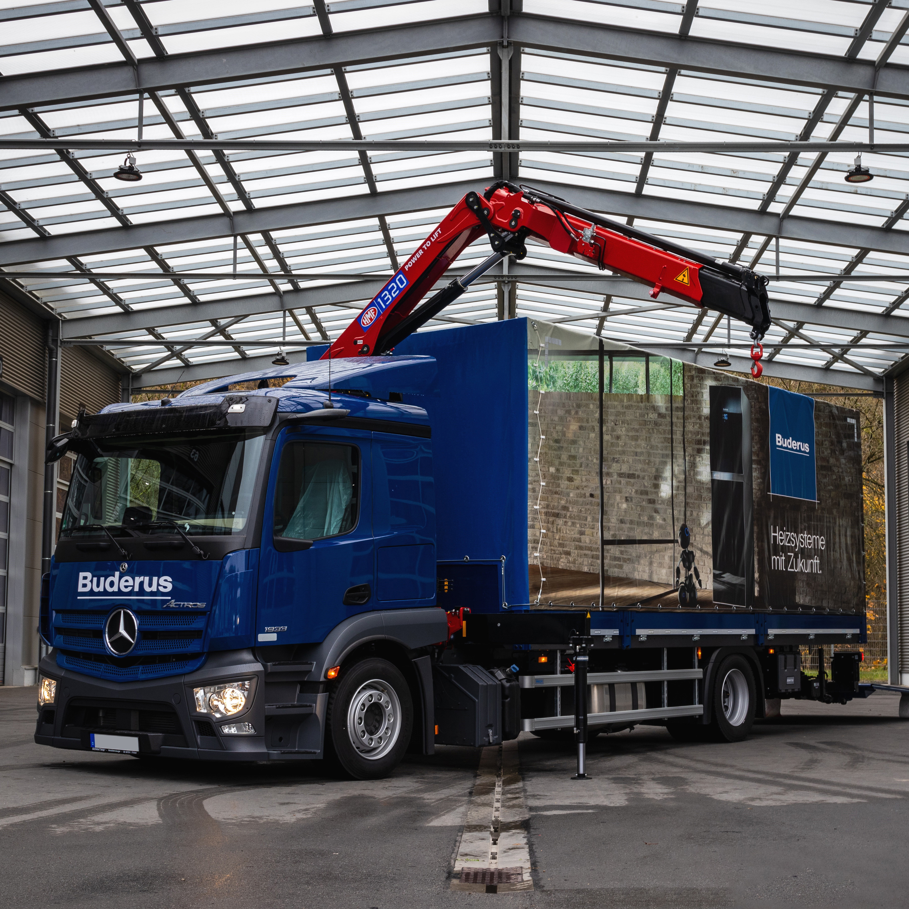 Grue 1320K-RCS déchargeant à l'intérieur du bâtiment