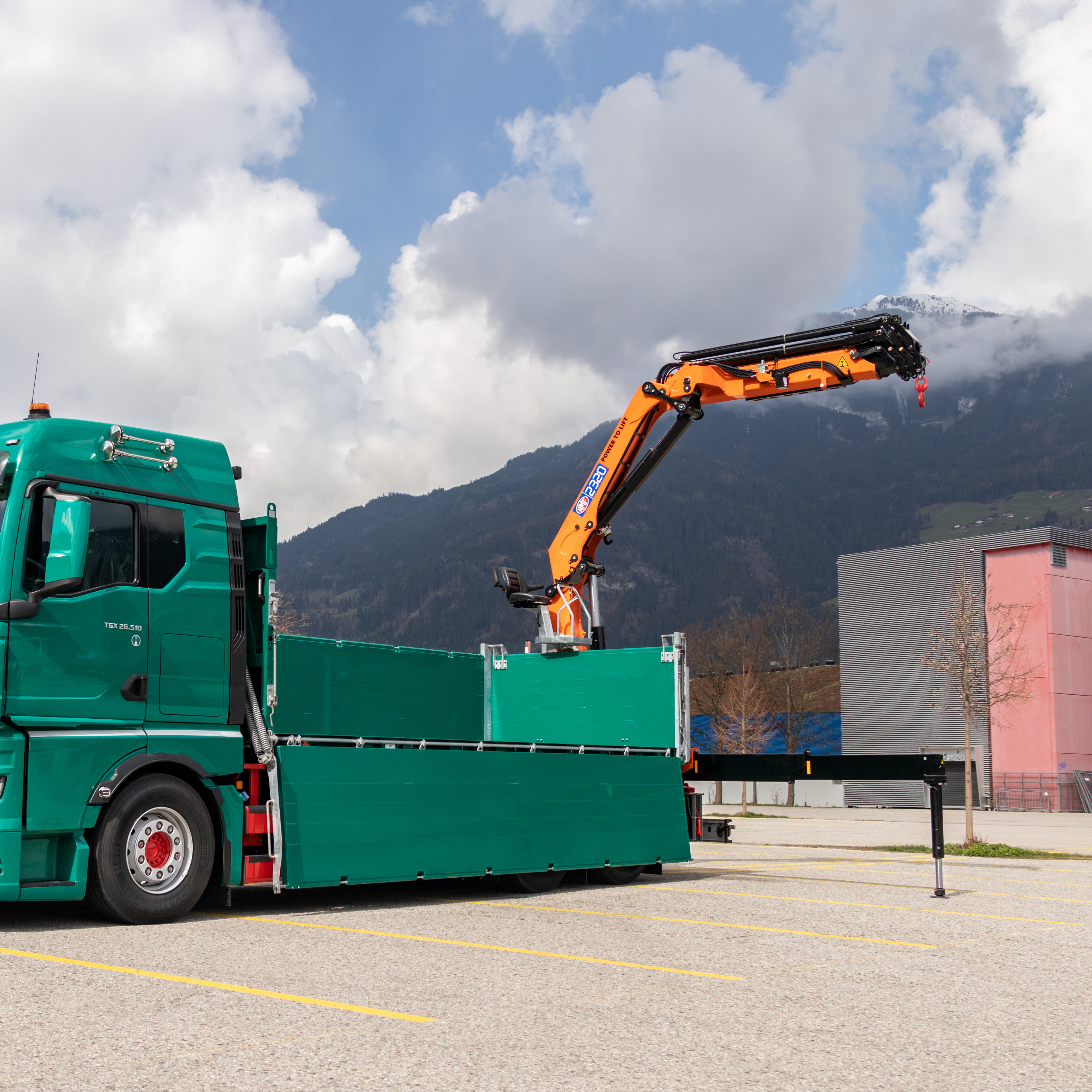 La grue 2320K-RCS en action près d'une montagne