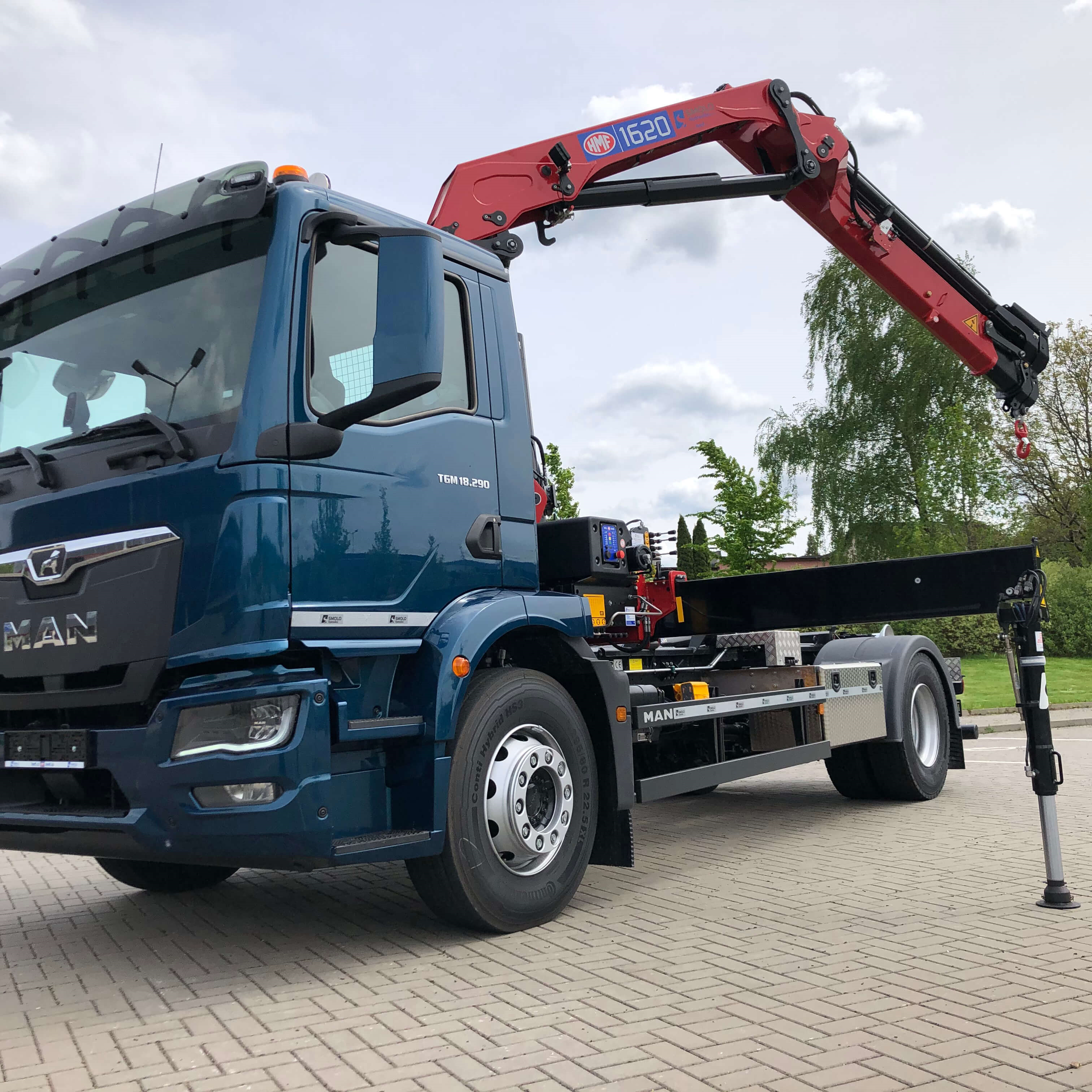 Grue de 16 tonnes de HMF sur camion MAN bleu