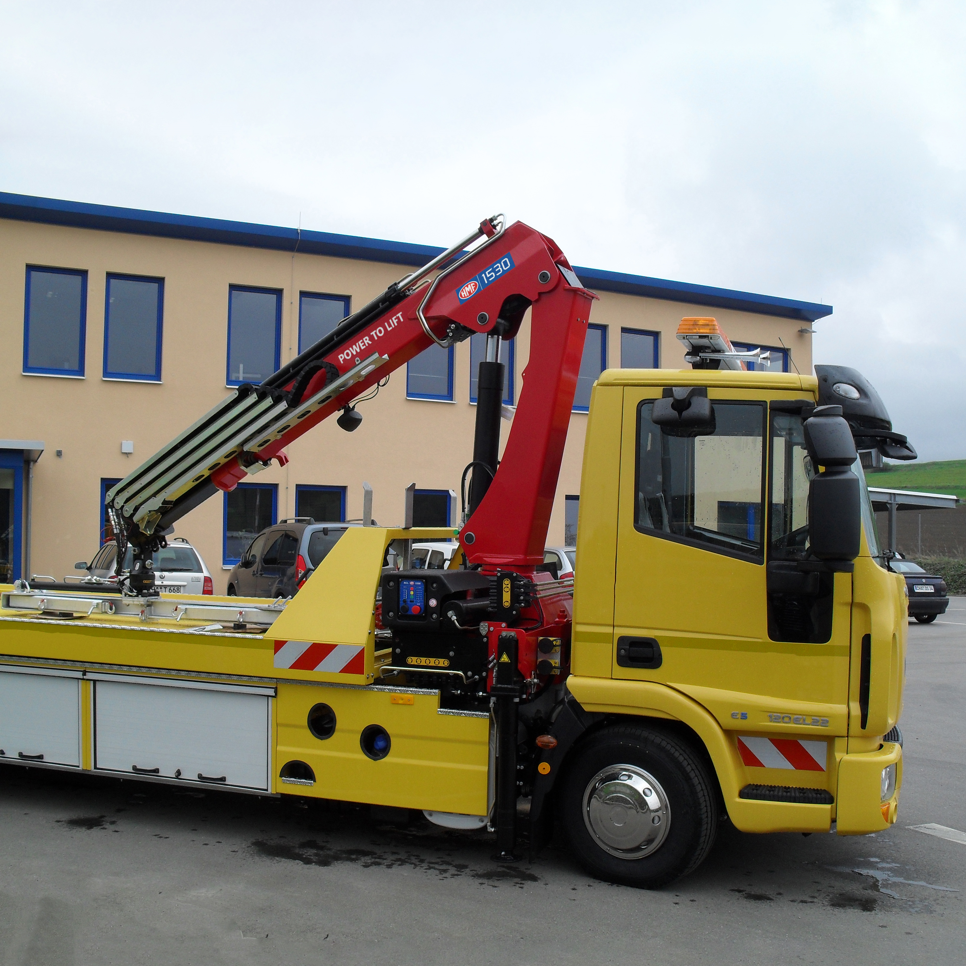 1530 kran med teleskop bom på gul slæbningslastbil
