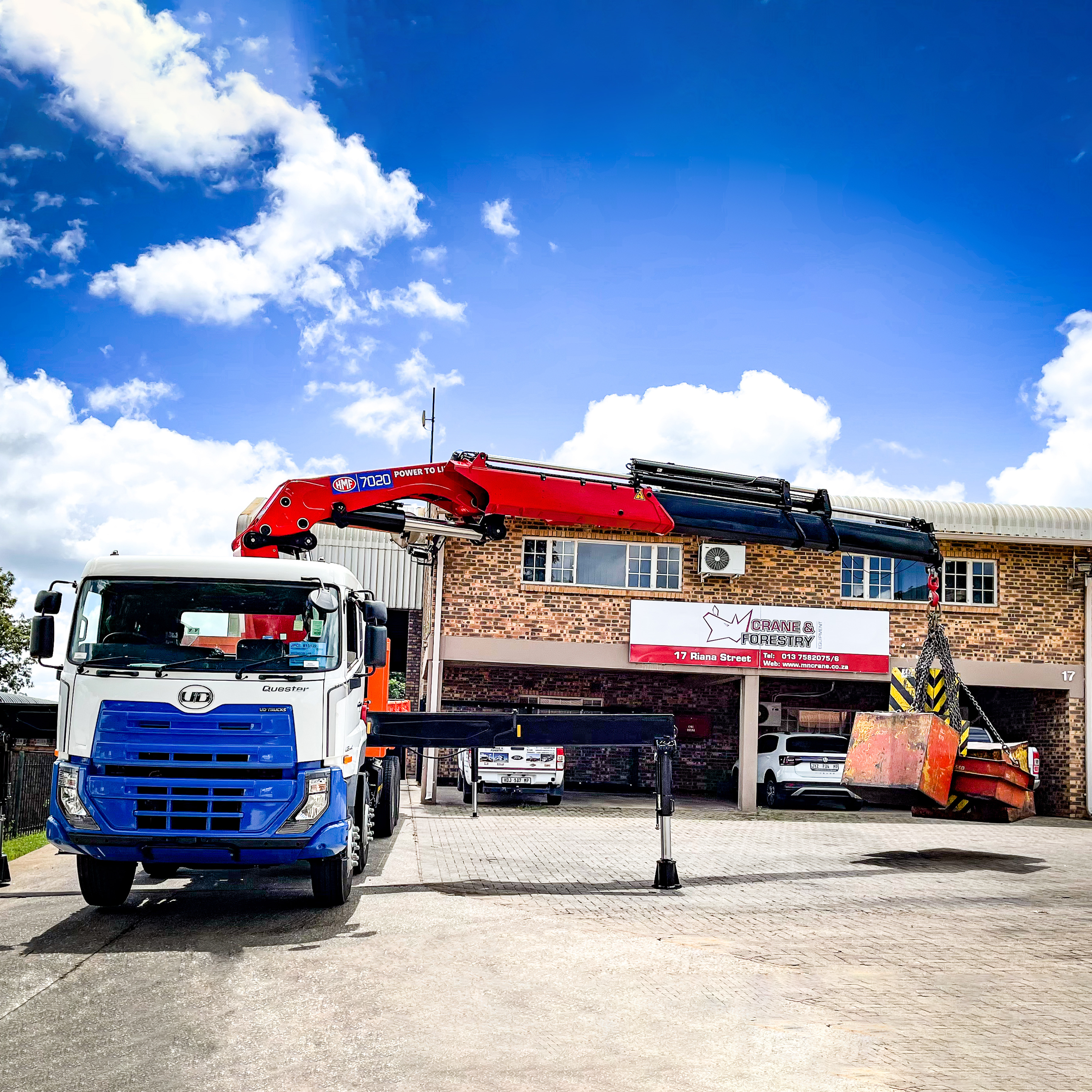 HMF 7020OK-RCS bei einer Hebeaufgabe mit ausgefahrenem Stabilisator 