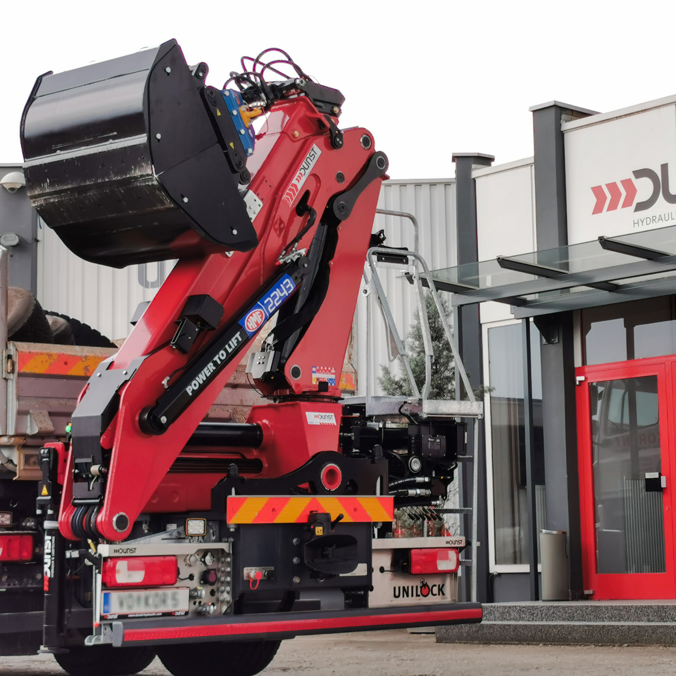 Zusammengeklappter 2243 Z-Klapp-Kran mit Greifer