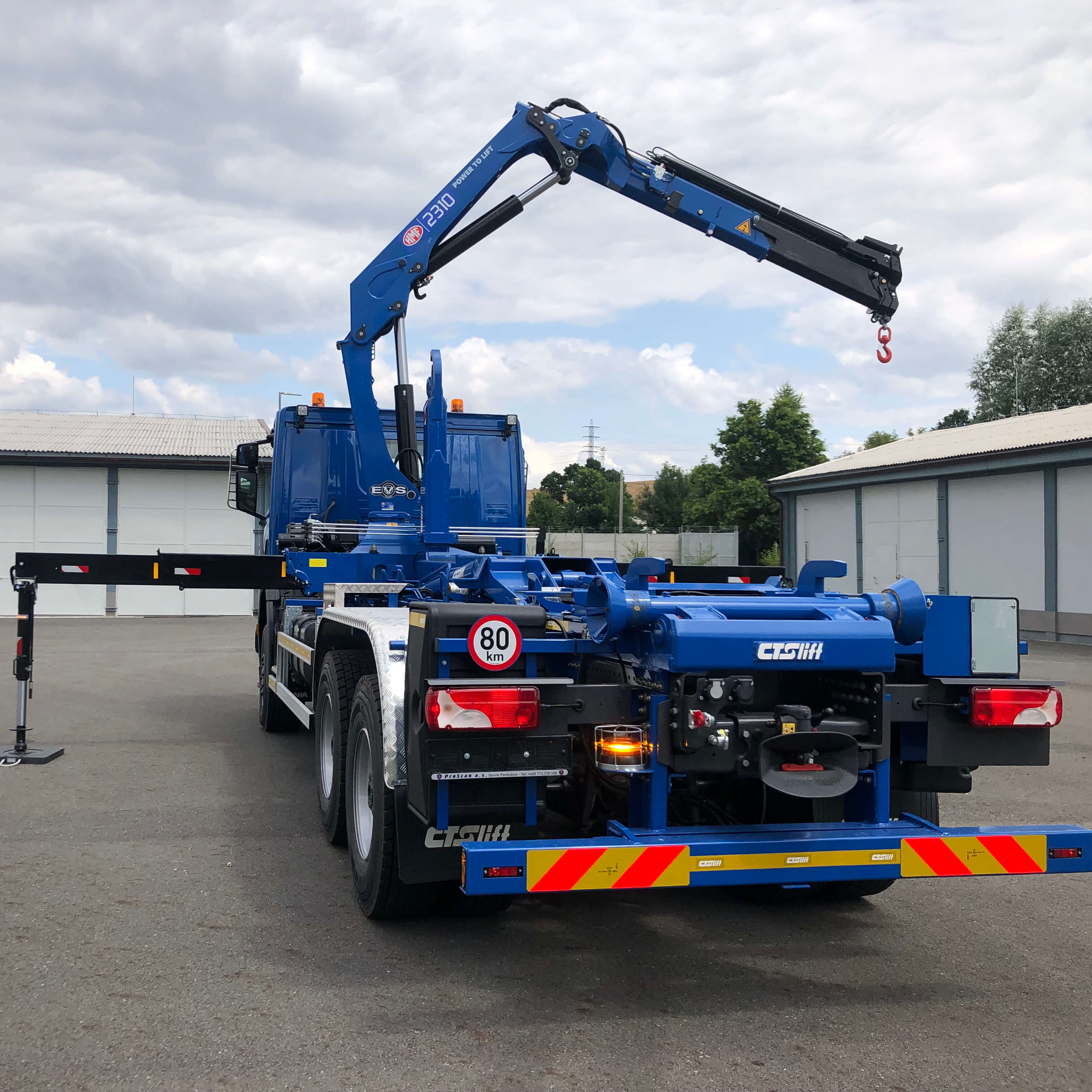 Blauer 23-Tonnen-Meter-Kran auf LKW mit Auslegern
