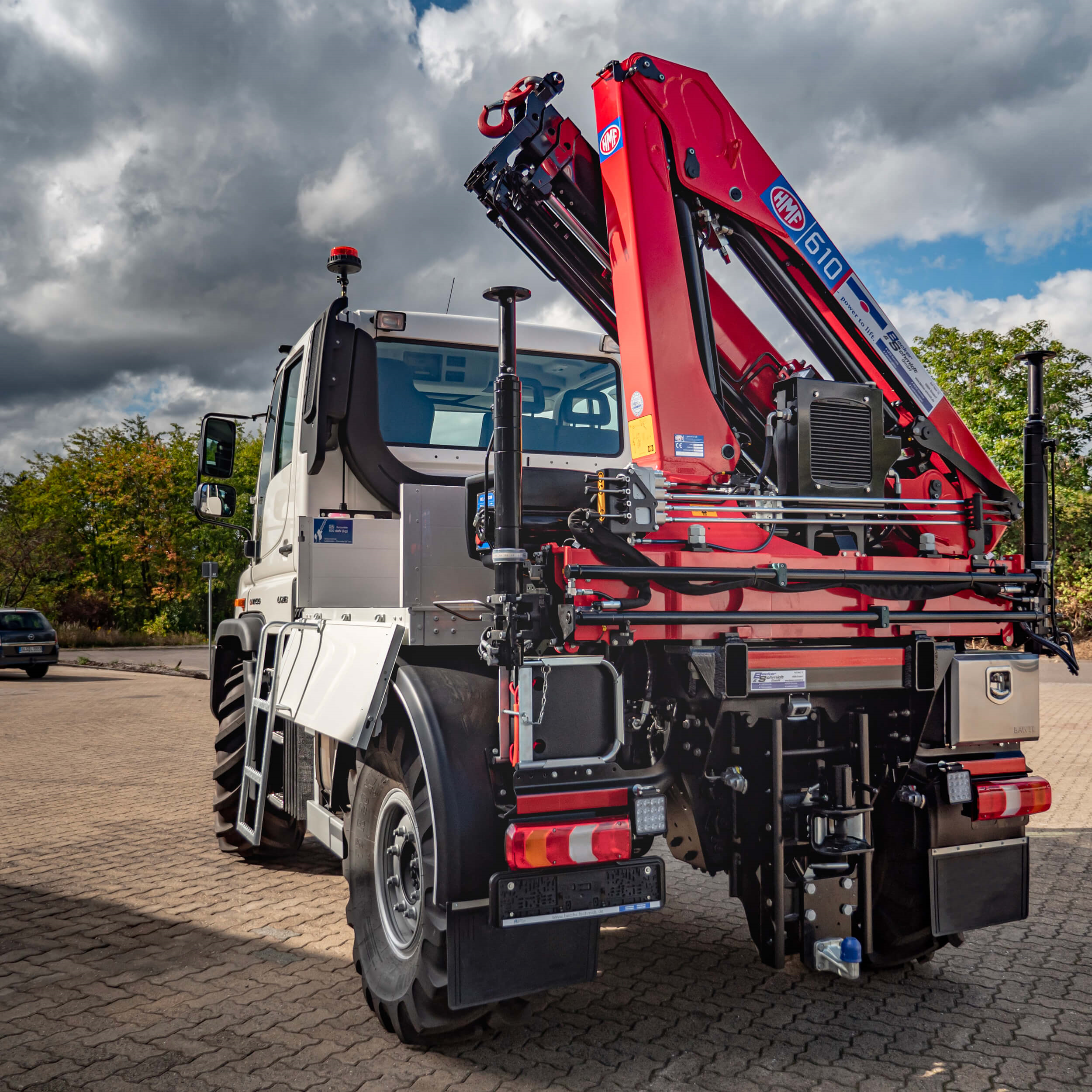 Grue de camion 610K HMF sur camion Unimog