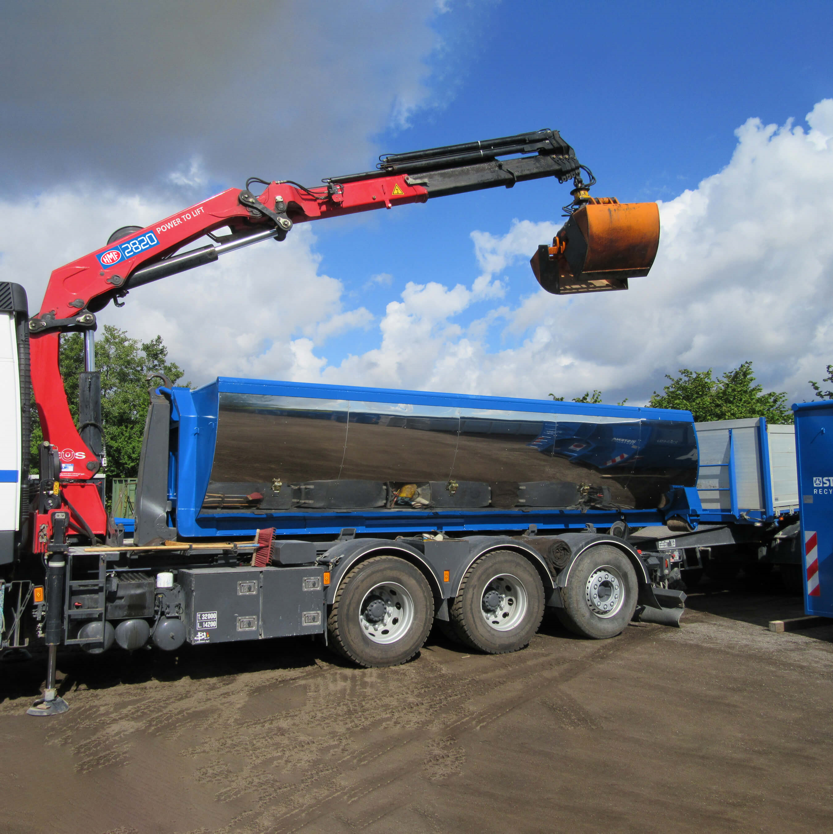 Asfaltscontainer på lastbil