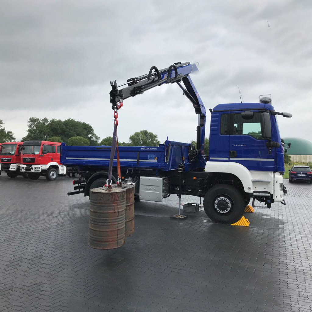 Petite grue chargeuse sur camion 810K pour le levage de fûts