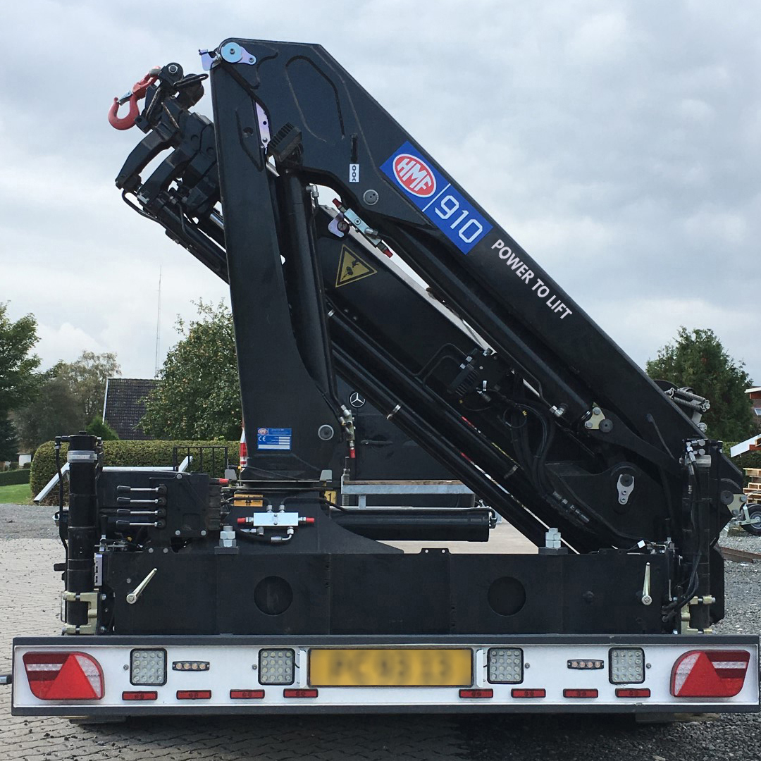 Grue à flèche articulée noire de 9 tonnes sur l'arrière du camion