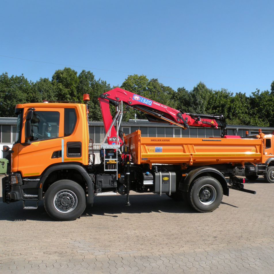 Grue chargeuse HMF de 13 tonnes montée sur camion