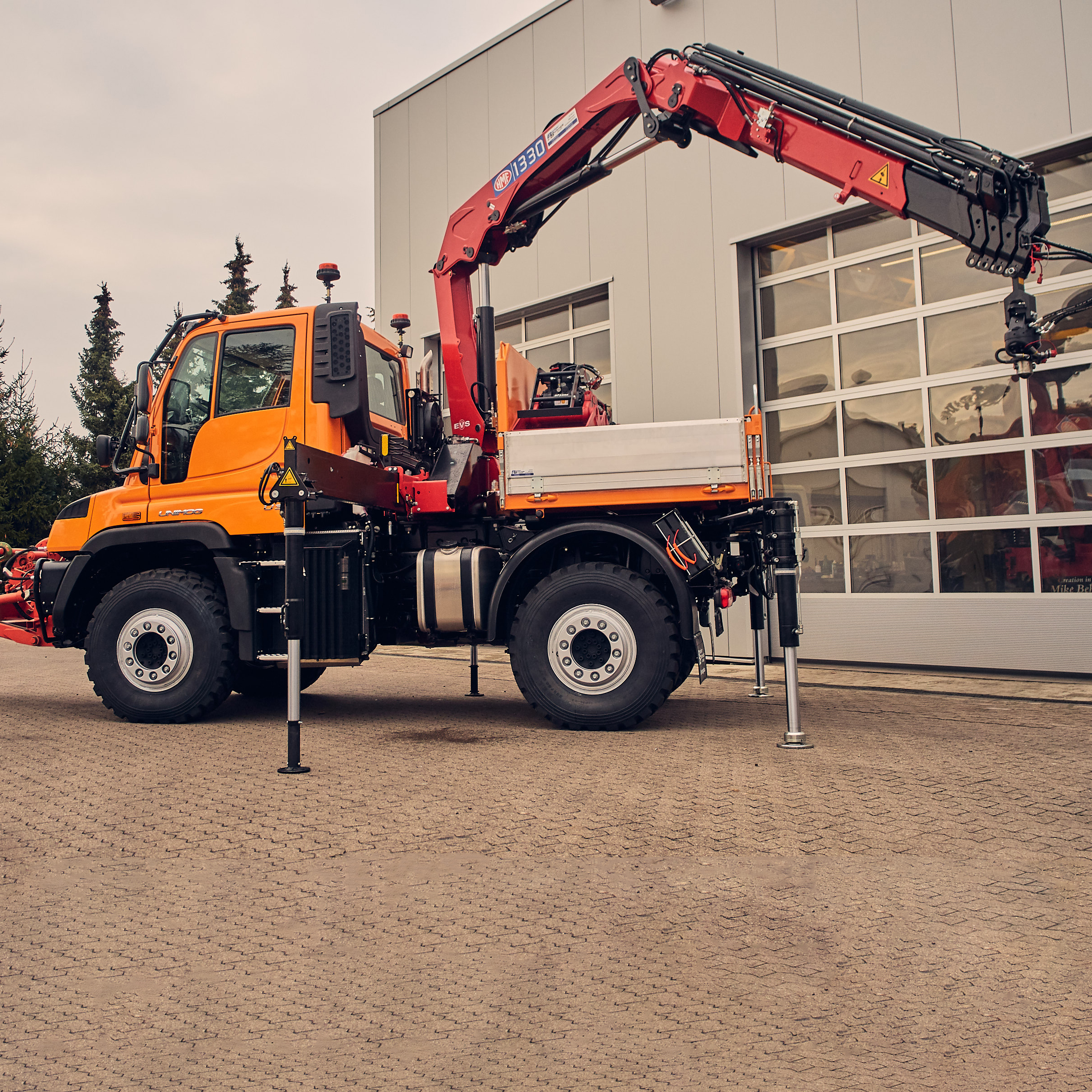 Grue chargeuse 1330K HMF sur camion Unimog