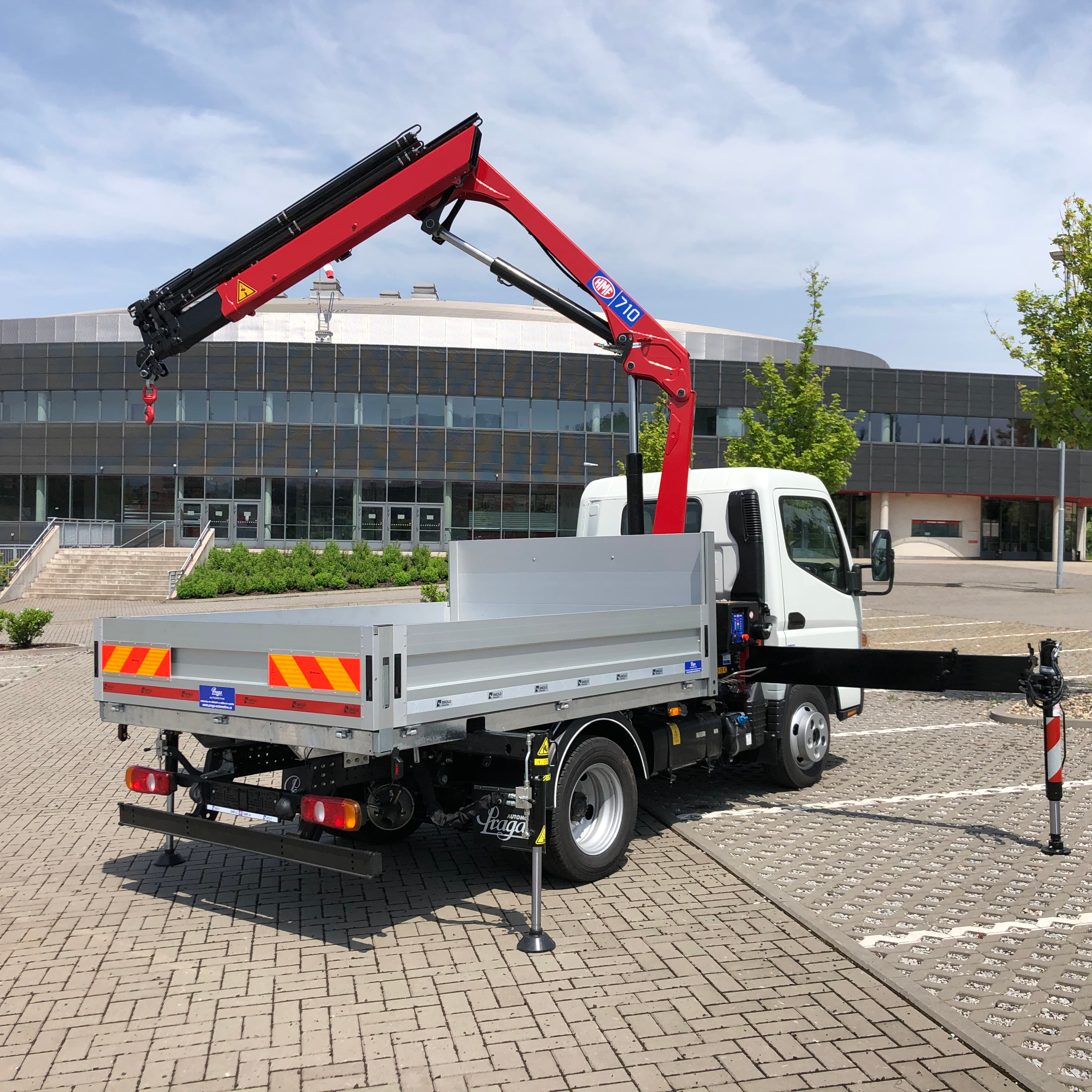 Grue de 7 tonnes sur un petit camion