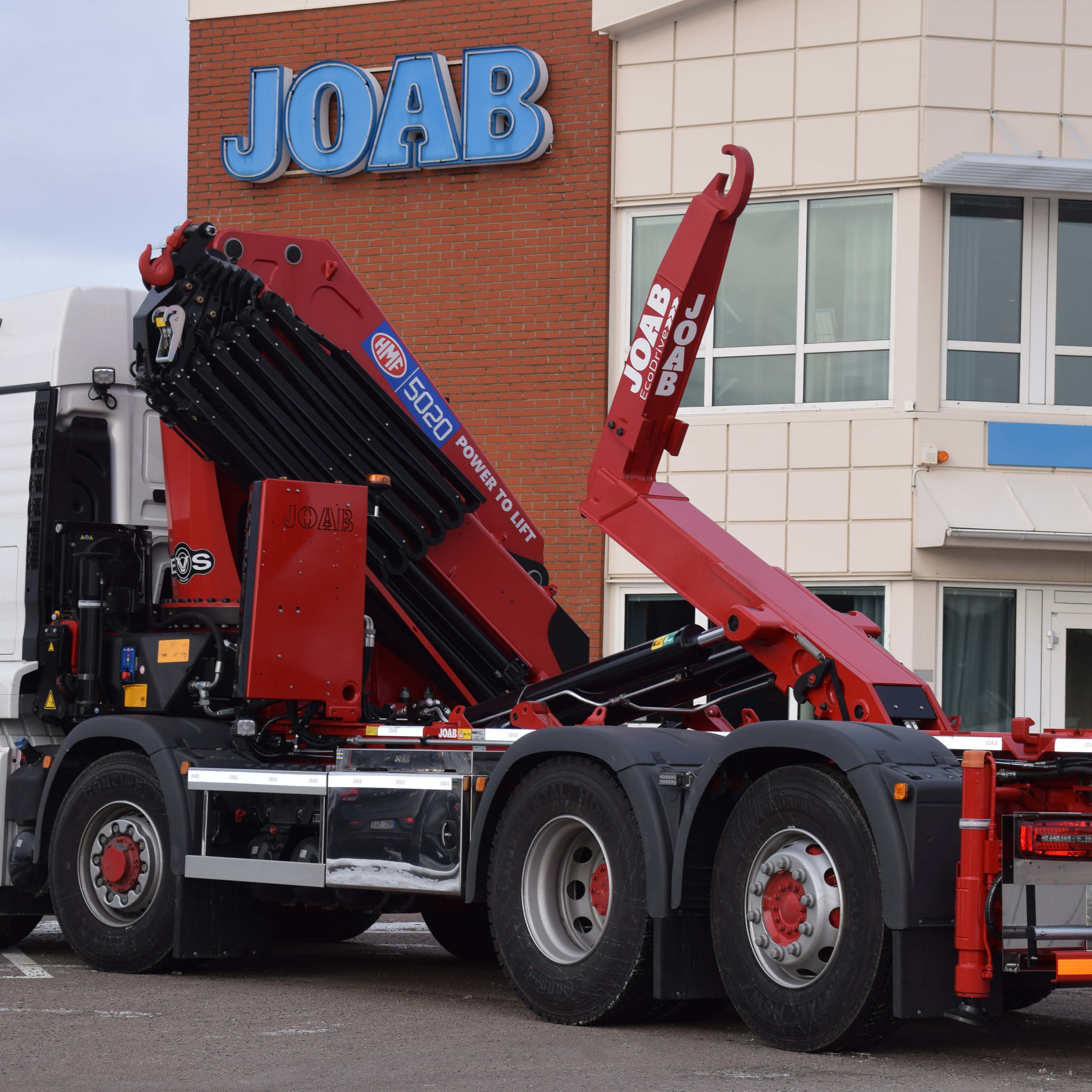 Lastbil med Joab kroghejs og HMF 50 tonmeter kran