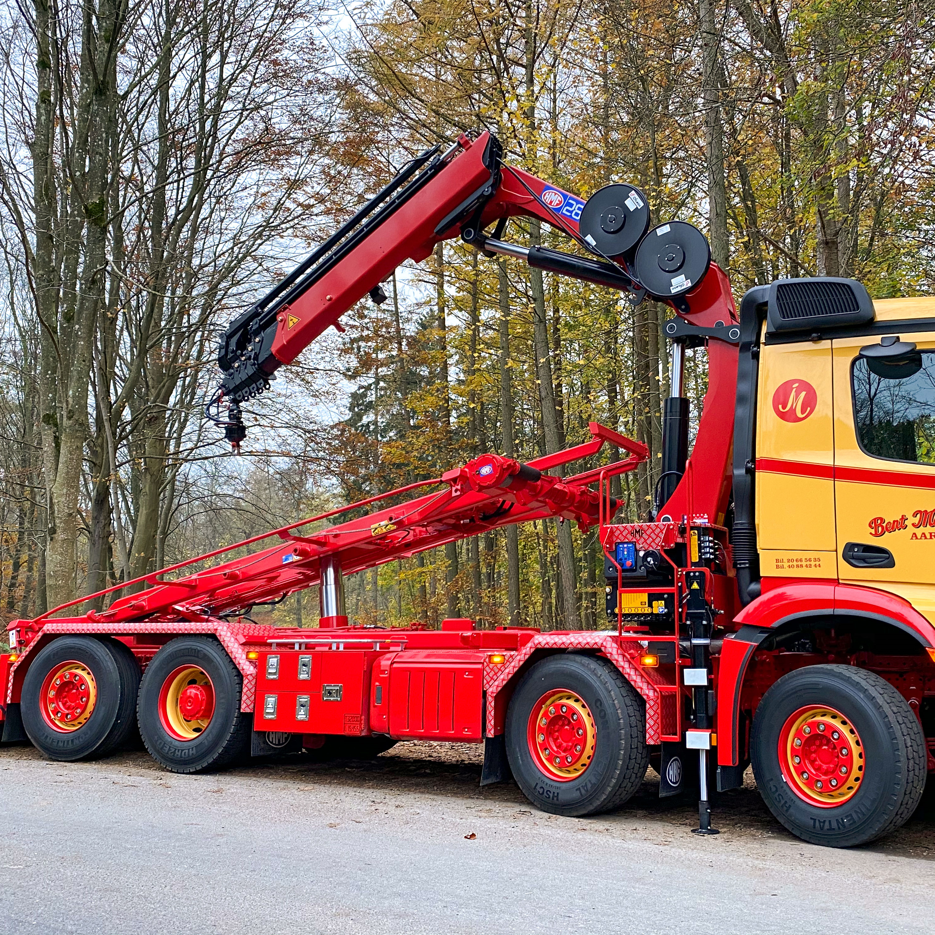 Rød bil med 26 tonmeter kran og wirehejs fra HMF